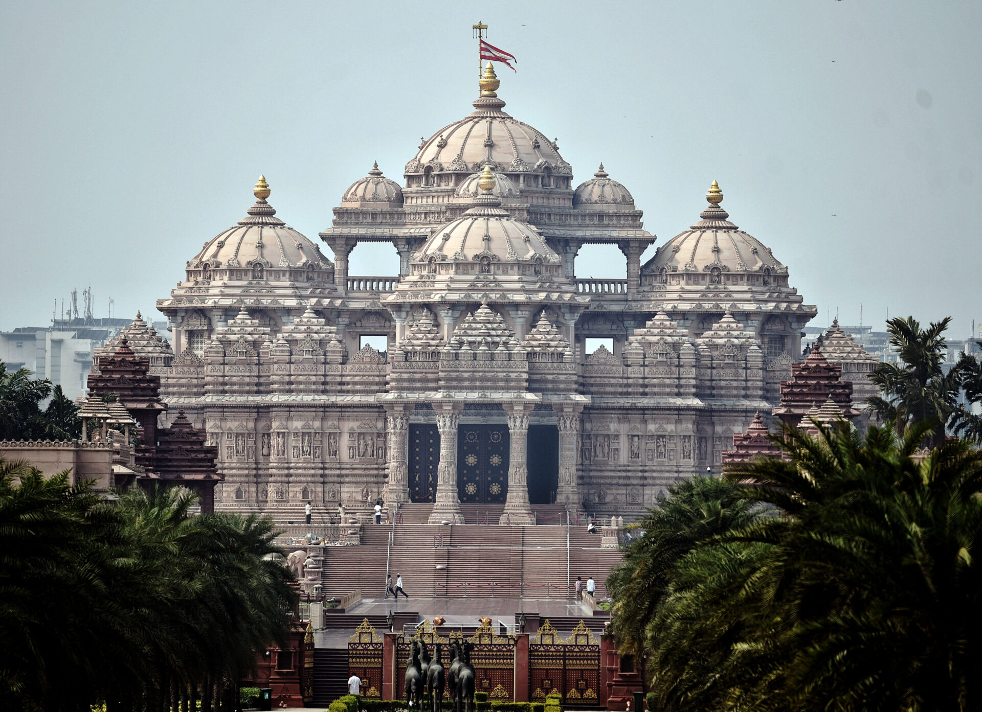 Uk Prime Minister Rishi Sunak Offers Prayers At Akshardham Temple The