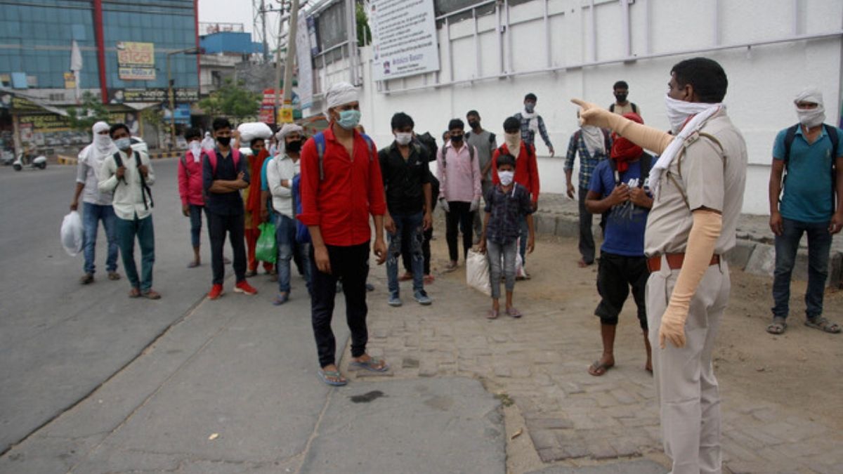 Migrant woes increase as police stop them from crossingDelhi-UPborder