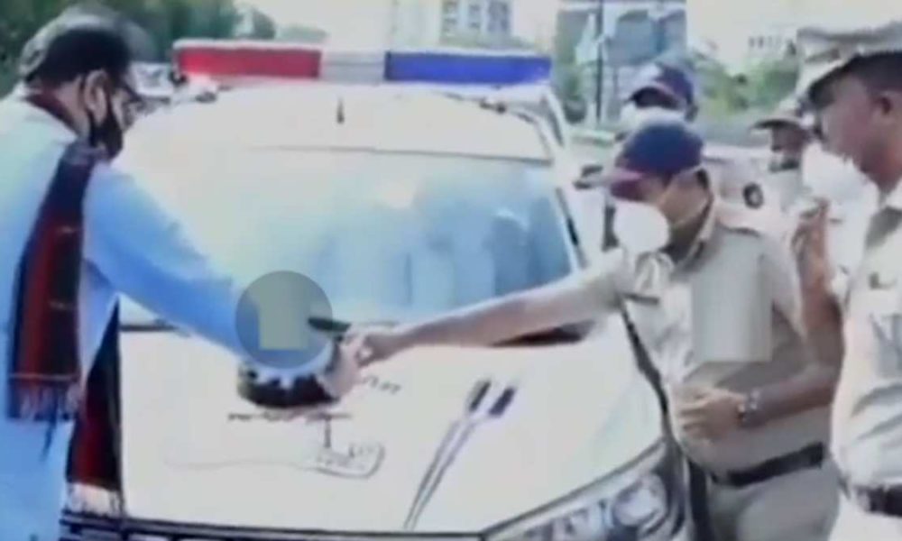 Maharashtra Home Minister celebrates cop’s birthday on the roadside