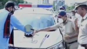 Maharashtra Home Minister celebrates cop’s birthday on the roadside