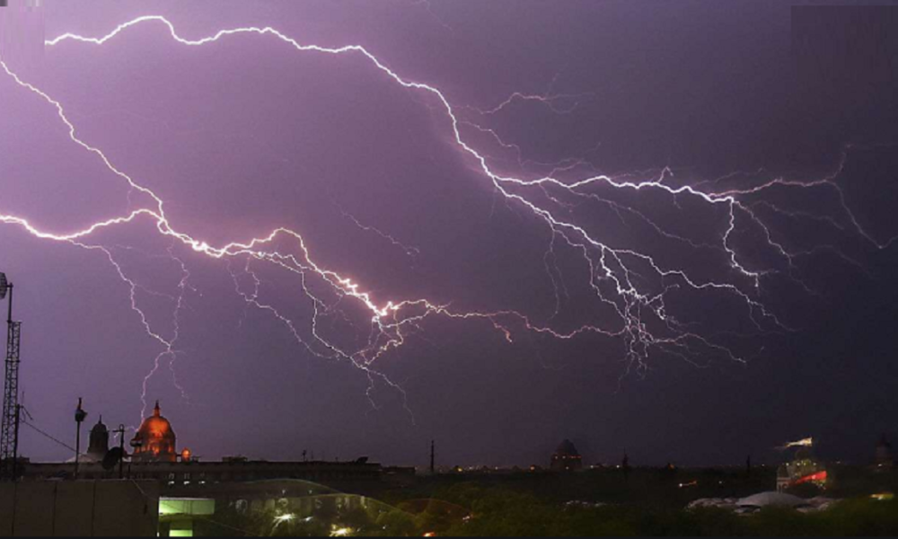 UP: A lightning strike in Mainpuri resulted in 3 deaths and 3 injuries