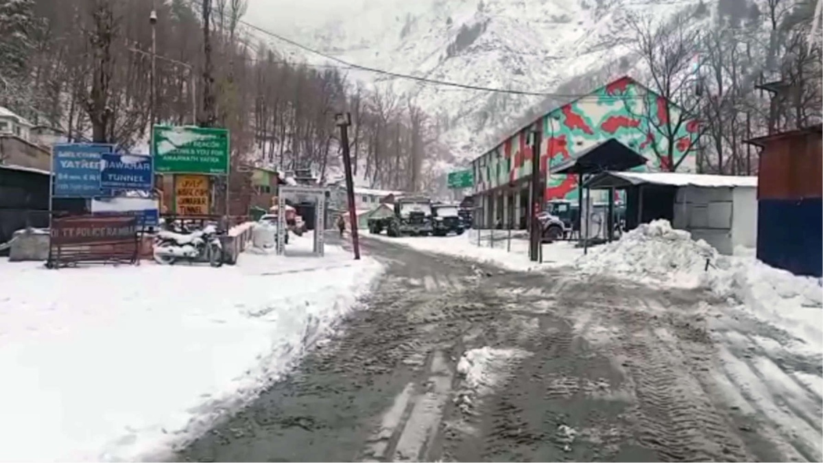 Kashmir wrapped in snow, no air or surface link left