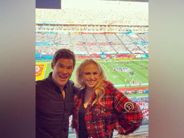 Super Bowl 21 Rebel Wilson Poses Alongside Pitch Perfect Co Star Adam Devine The Daily Guardian