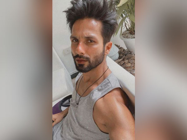 Shahid Kapoor treats fans to stunning subtle selfie - The Daily Guardian