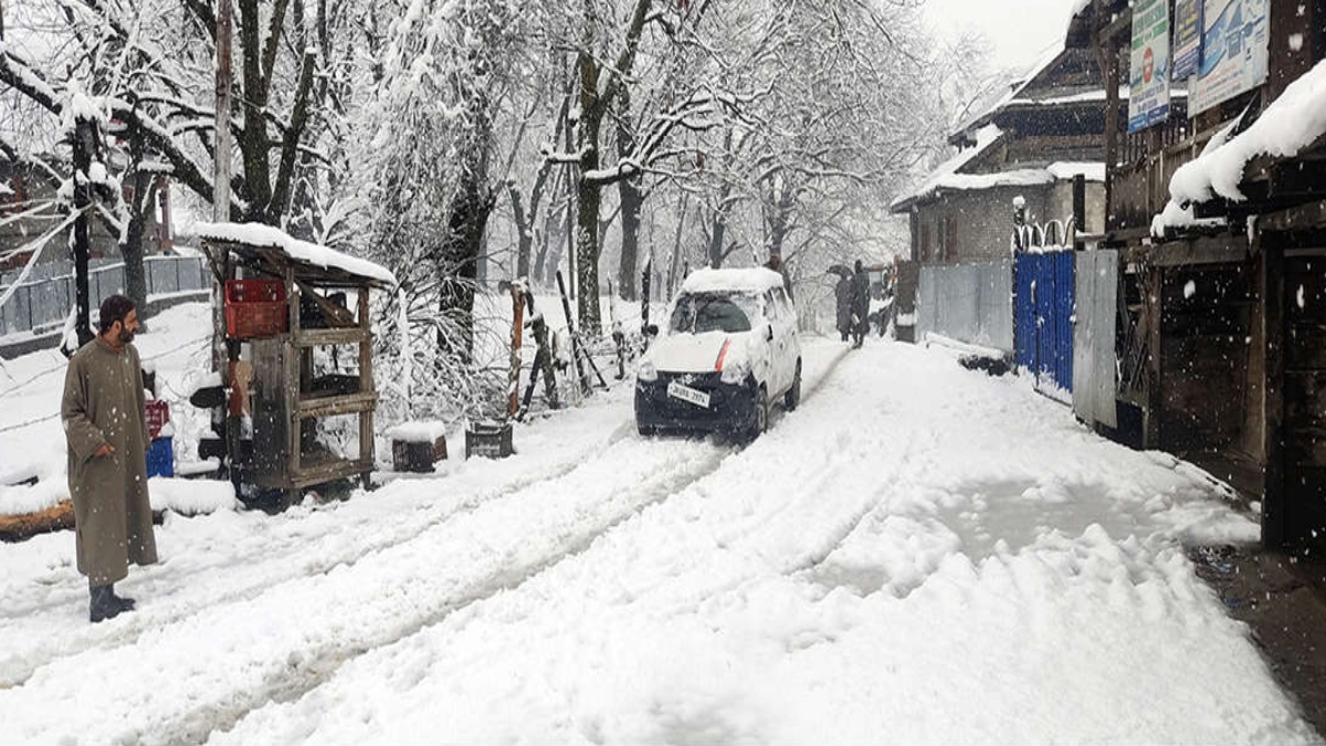 WITH DIP IN COVID NUMBERS, J&K GEARING UP TO HOST TOURISTS AGAIN