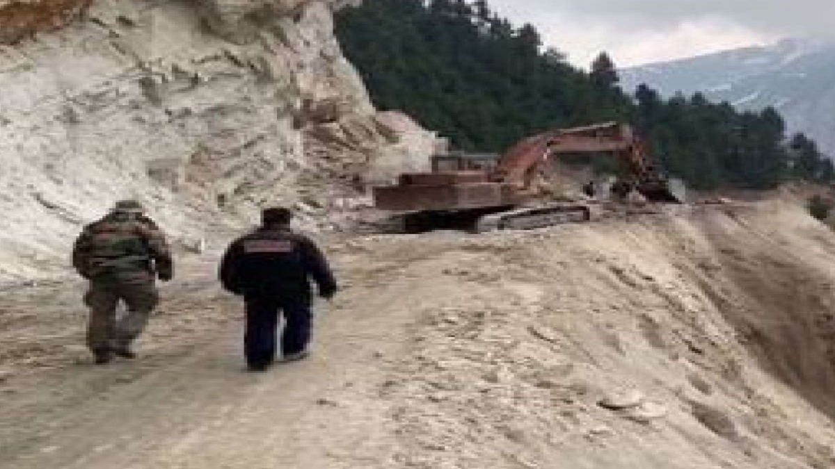 Srinagar-Leh highway reopens for one-way traffic after four months