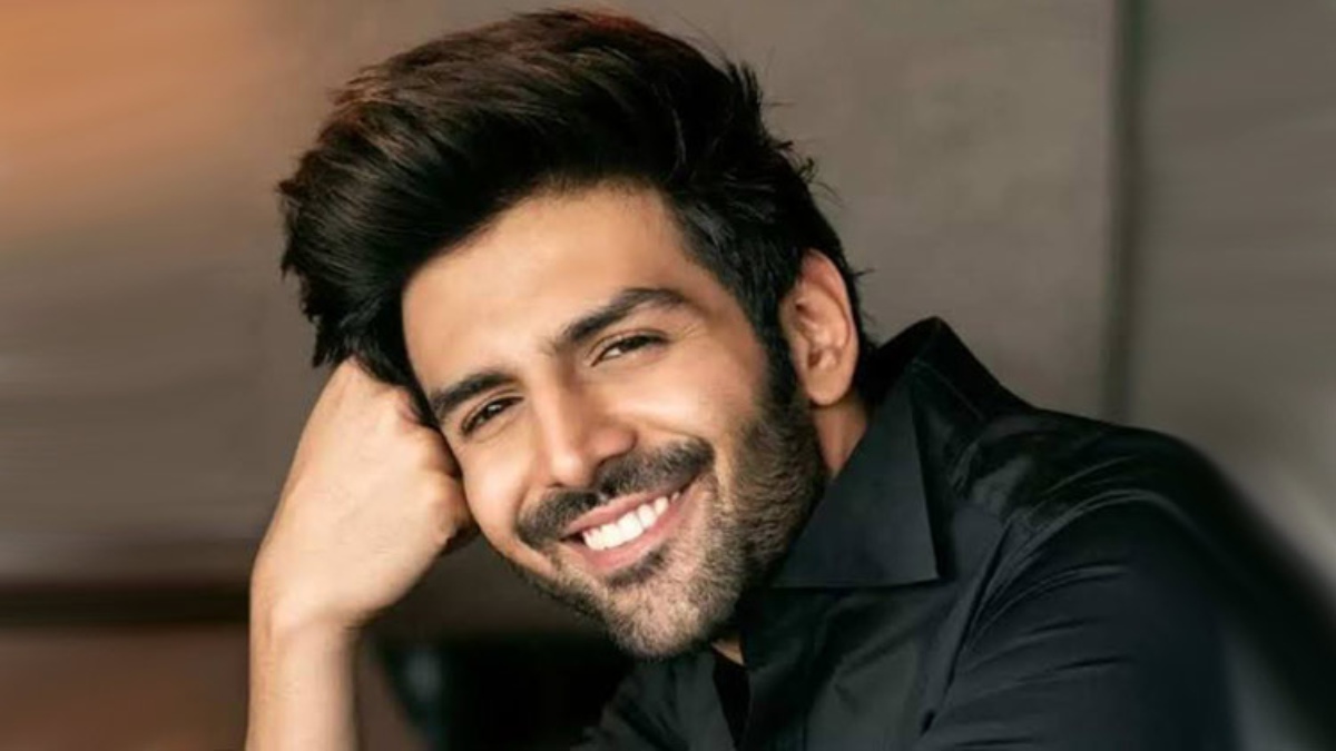 ‘Most humble actor’: Netizens hail Kartik Aaryan for traveling in economy class
