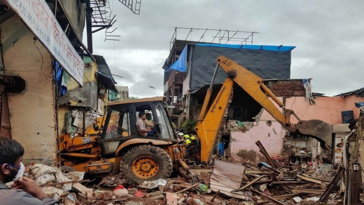 HEAVY RAINS LASH MUMBAI, 11 DIE IN BUILDING COLLAPSE