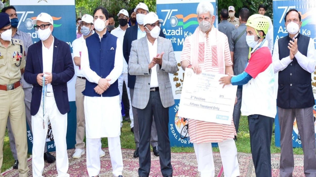 1,000 Kashmiri youth pedal for peace in Srinagar