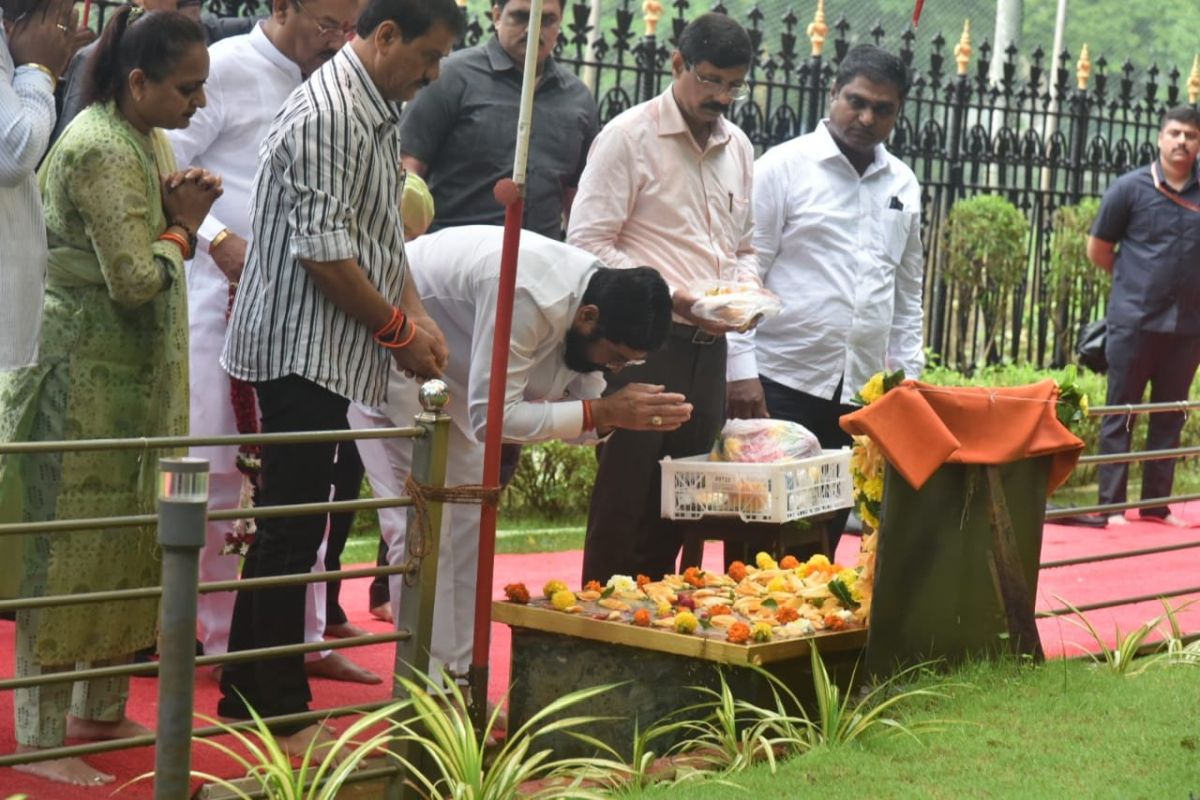 Eknath shinde pays tribute to Bal Thackeray