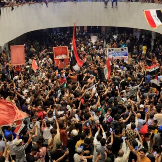 Iraqi Parliament stormed by demonstrators, chants “Al-Sudani out”