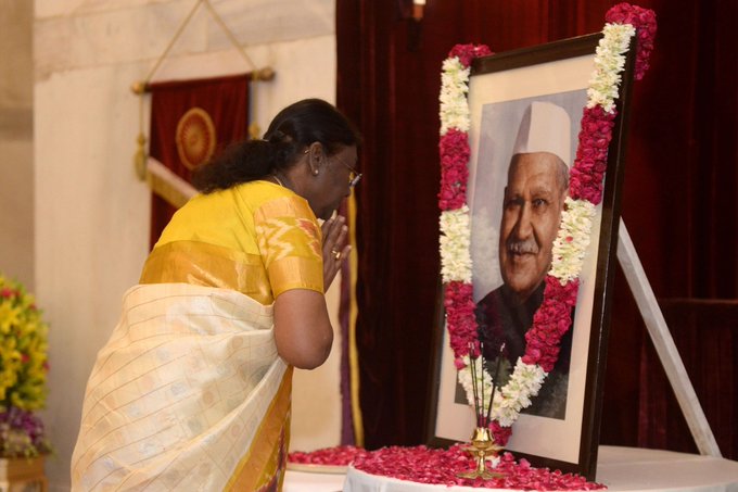 Droupadi Murmu pays tribute to former President Shanker Dayal Sharma on his birth anniversary