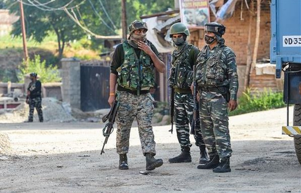 Manipur, approximately 200 gunmen reportedly abducted a police officer; Rescued promptly