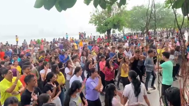 People take over Marine Drive with spectacular Garba performance
