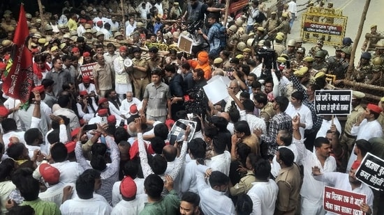 Lucknow: Akhilesh Yadav starts dharna after police stop MLAs’ massive march