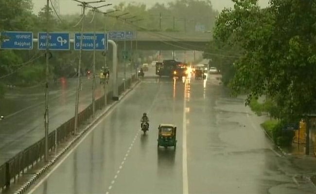 Heavy rain lashes Delhi as roads waterlogged