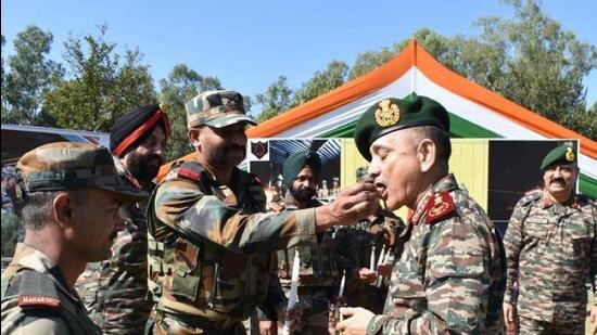 India, Pakistan soldiers celebrate Diwali along international border