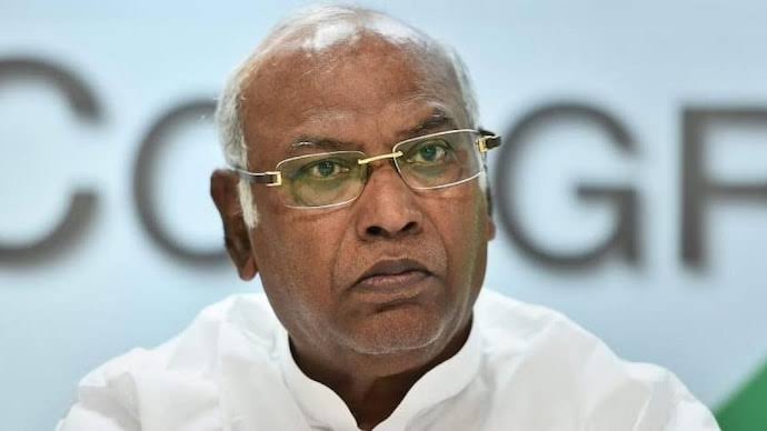 AICC observers reach Delhi, to give report to Kharge on discussions with Karnataka MLAs