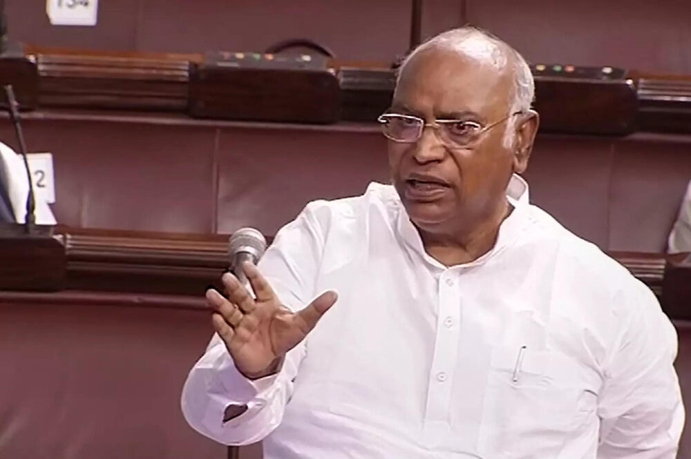 Indira Gandhi divided Pakistan into two parts, you cannot even hunt a bird, Kharge hits out at BJP