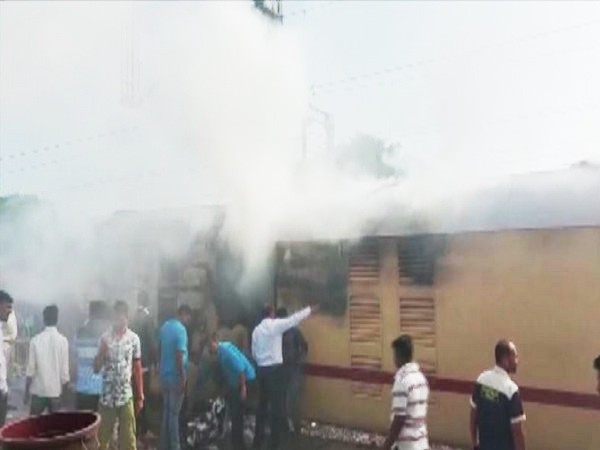 Maharashtra: Fire broke out on Shalimar LTT Express near Nashik