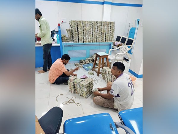 Jharkhand: I-T dept raids unearth Rs 2 cr in cash, Rs 100 cr unaccounted investments