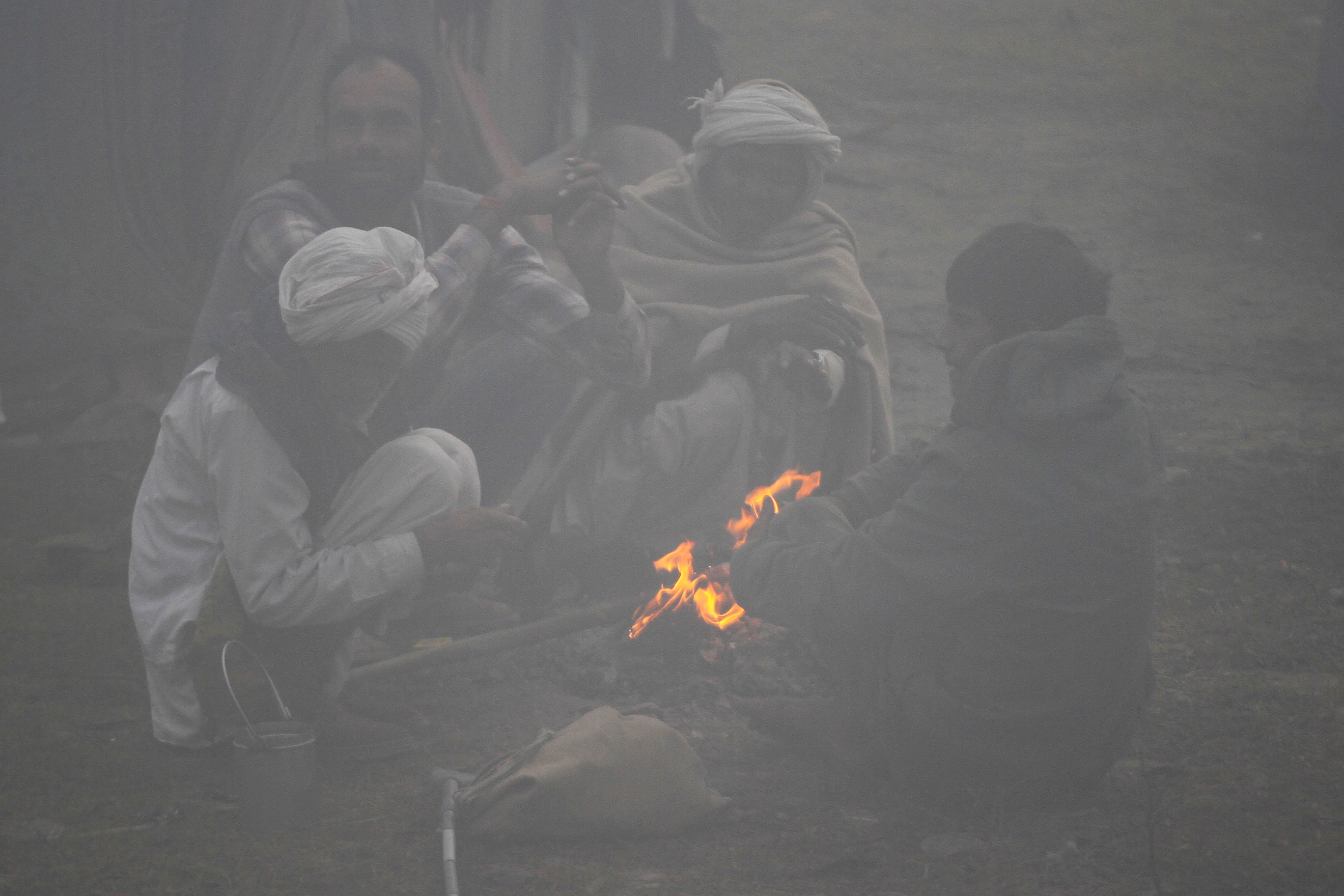 IMD issues red alert for cold wave to persist in North India till Jan 27; More than 150 flights delayed