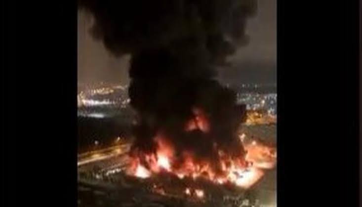 Massive fire breaks out at mall in Moscow region
