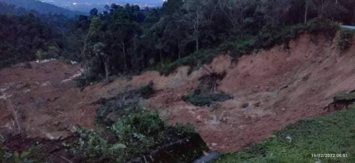 2 dead, 51 missing after landslide in Malaysia