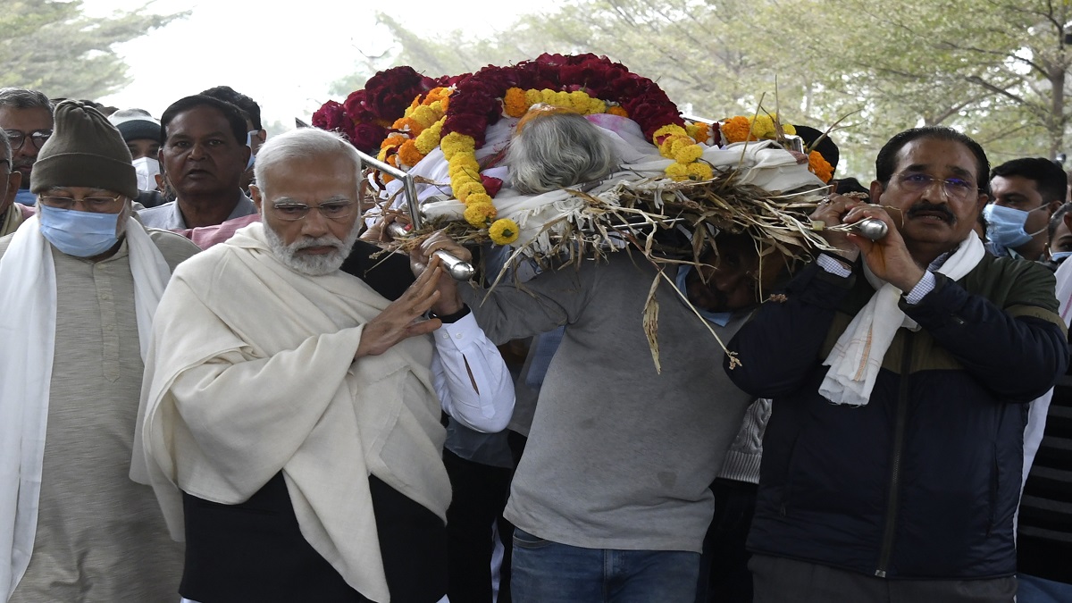 PM Modi performs last rites of his mother