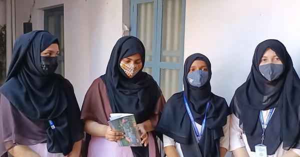 Girl denied entry to Moradabad college for wearing Burqa.