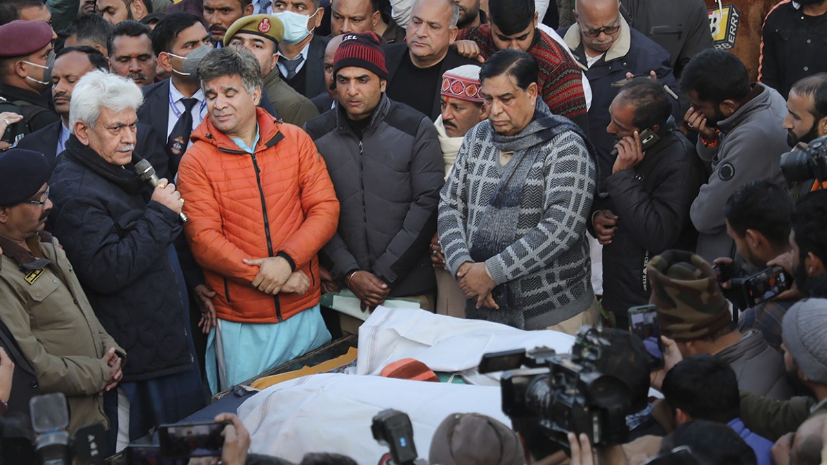 J-K: Crowd Attends Last Rites Of Civilians