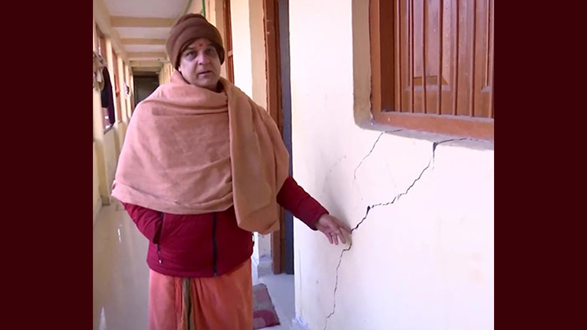 Amidst the decline by the SC for the hearing of Joshimath, fresh cracks appear is few houses.