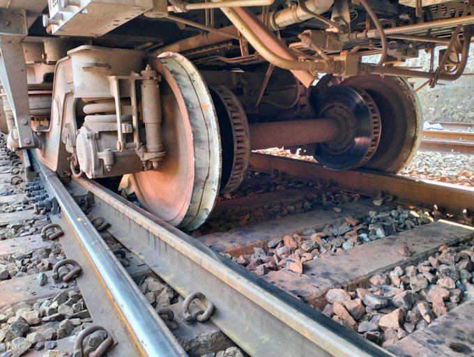 Vishakapatnam-Kirandal passenger train derailed near Kashipatnam 
