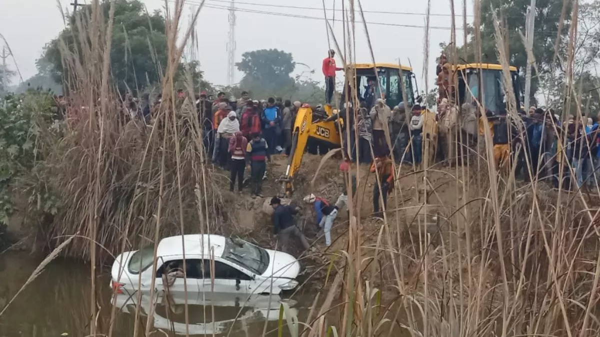 Hapur: car plunges into pond, four killed