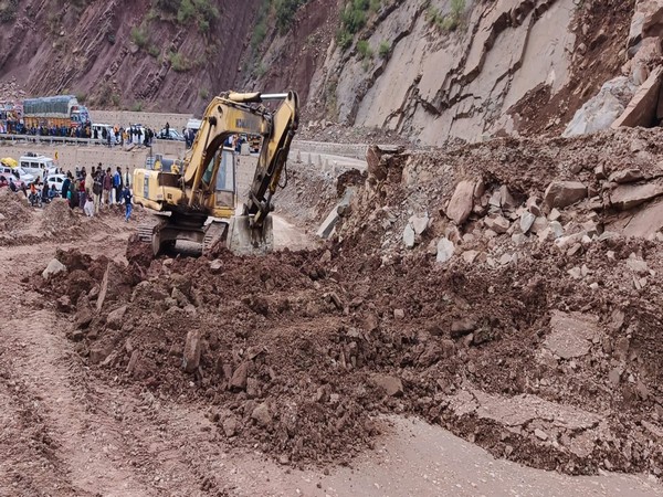 J-K: Shut due to landslide at Dewal Bridge, NH reopens
