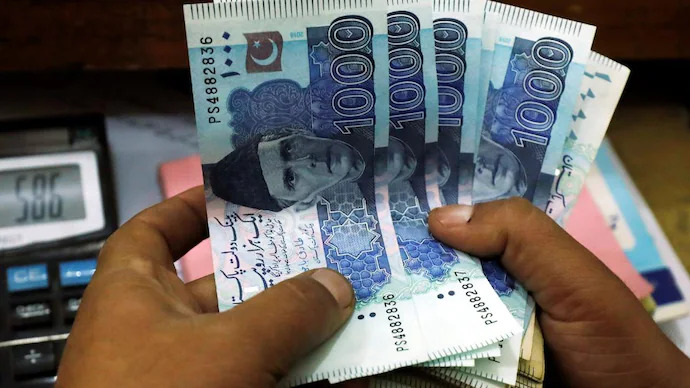 Pakistani currency sees biggest 1-day slump in 20 years￼