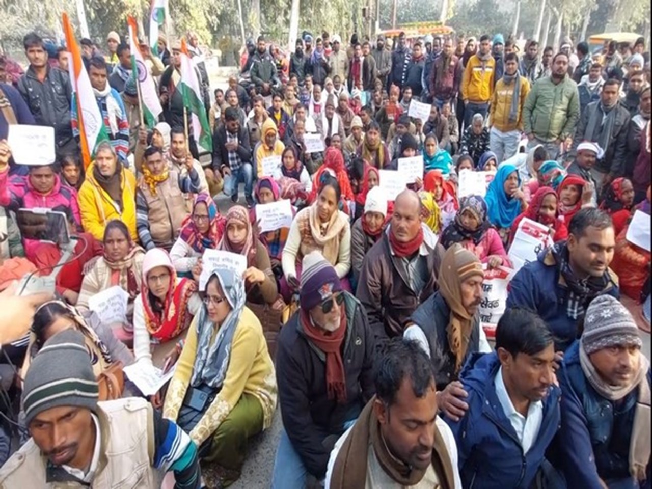 Sanitation Workers Demand Old Pension; Protest In Aligarh