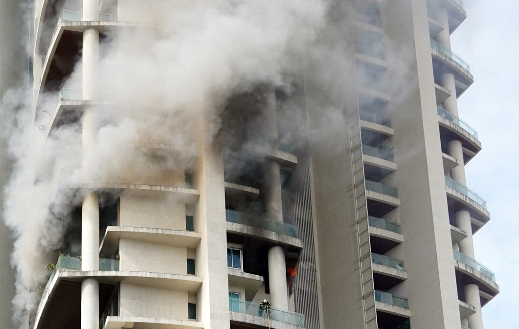In Mumbai’s Kurla West, a multi-story structure caught fire, killing one person