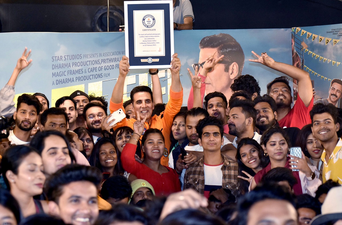 Akshay Kumar breaks the Guinness World Record for the most selfies taken in three minutes