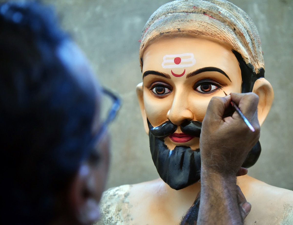 An artisan gives final touches to idol of Chhatrapati Shivaji Maharaj ahead of Shivaji Jayanti
