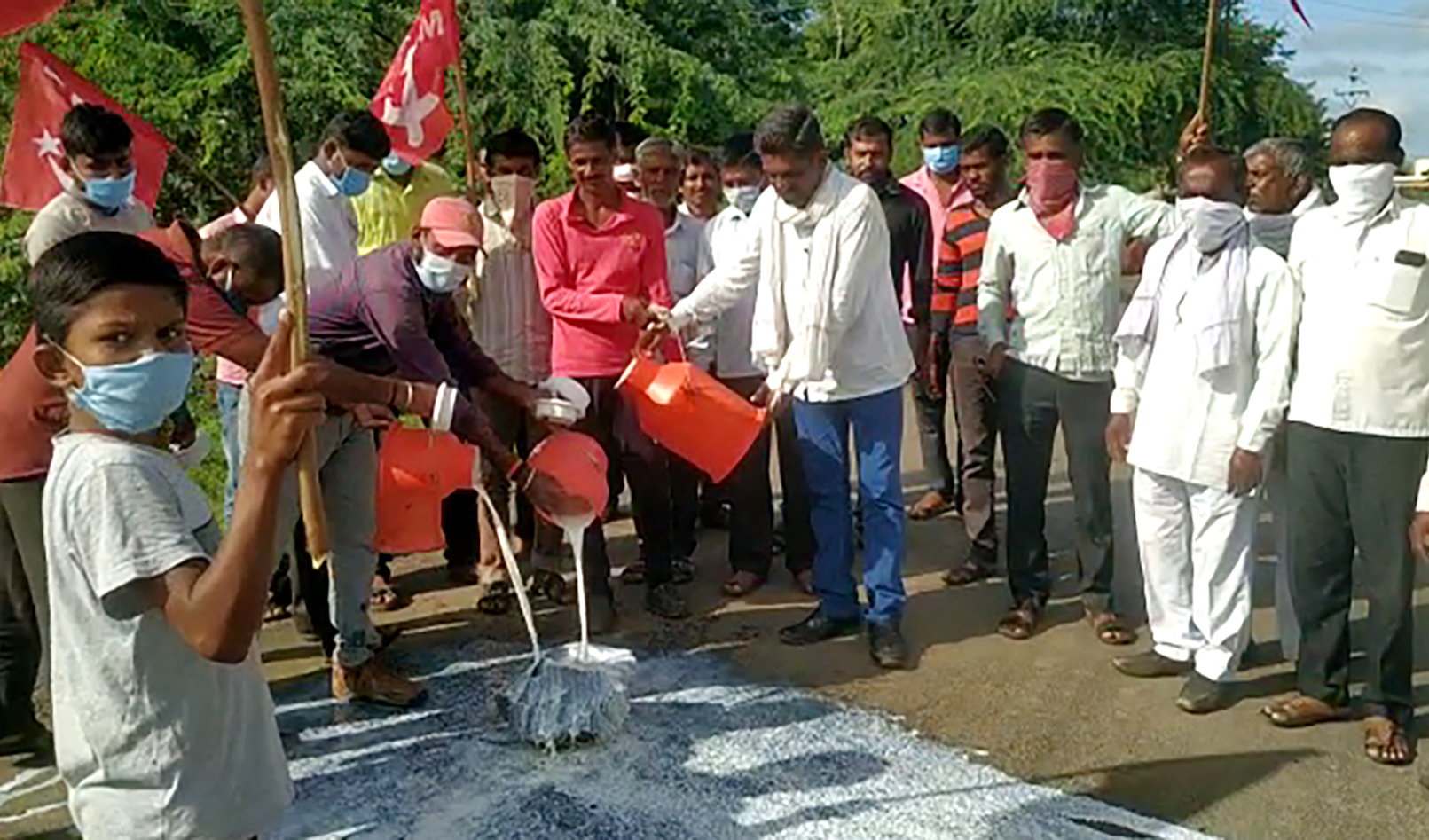 Erode: Dairy farmers protest for higher procurement prices