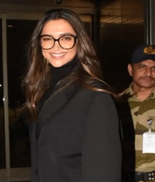 Deepika greets paparazzis at Mumbai airport