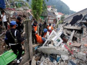 Quake razes hospital, sends Indonesians racing to highland