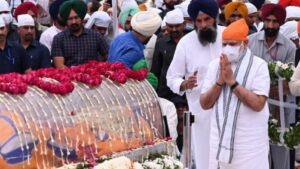 PM Modi pays last respect to ex-Punjab CM Parkash Singh Badal