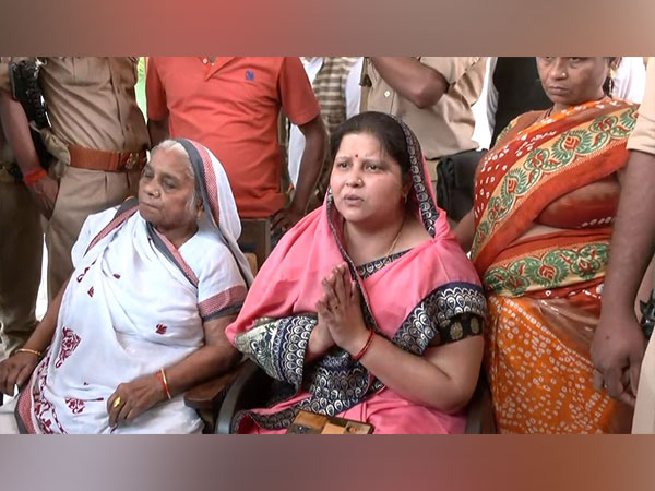 Umesh Pal’s wife, mother expressing gratitude to CM Yogi, see the video