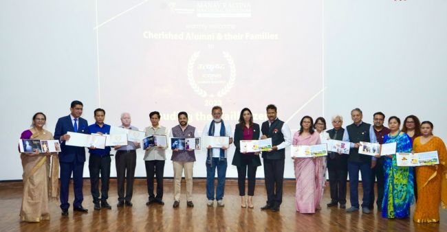 Indian Film Director & Screenwriter Sh Rakeysh Omprakash Mehra unveiled the Manav Rachna’s Alumni Book उत्कृष्ट- ‘Icons of Manav Rachna 2023’