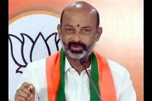 Telangana BJP chief mocks at govt for stalling privatisation of steel company