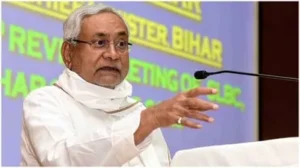 Nitish Kumar presents gift to newborn