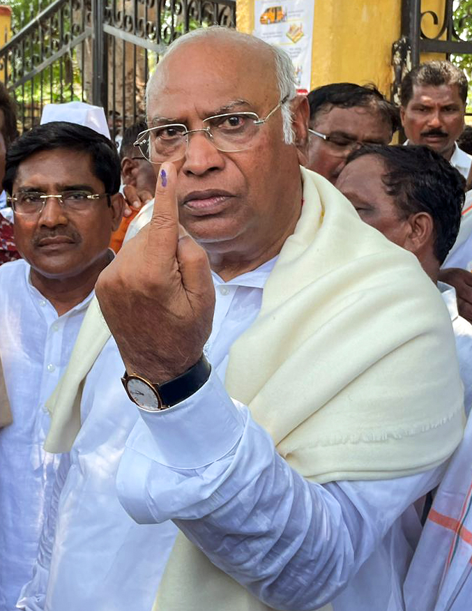 Mallikarjun Kharge casts his vote for the Karnataka Assembly elections.