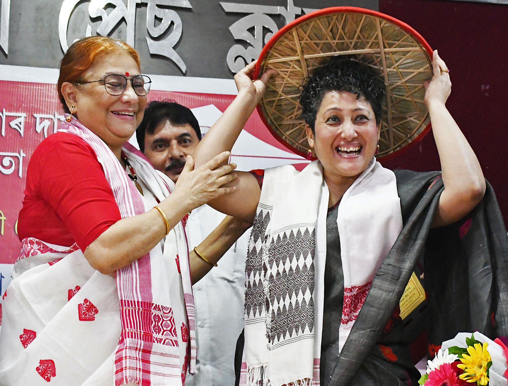 Journalist Sangeeta Barooah Pisharoty being felicitated with traditional Assamese hat ‘Japi’, while receiving the Parag Kumar Das Journalist Award at Guwahati Press Club organised by Parag Kumar Das memorial Trust in Guwahati